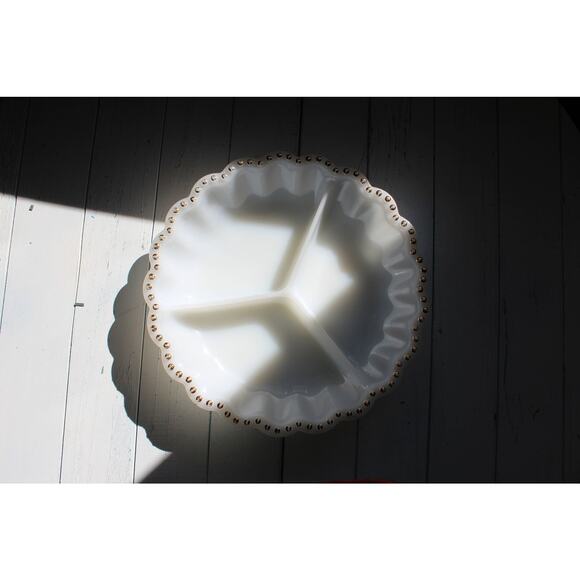 Milk Glass Platter - Picture 4 of 10